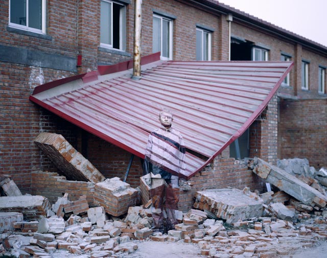 Hiding in the City 02, Suojia Village, 2006 © Liu Bolin / Courtesy Galerie Paris-Beijing.