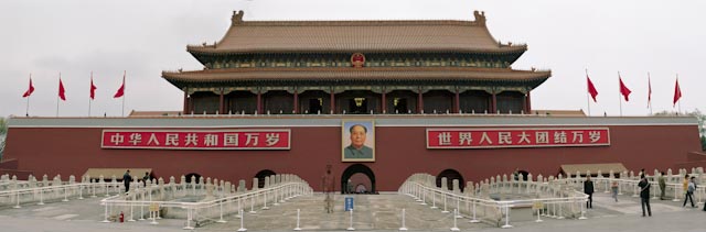 Hiding in the City 08, Tien'an Men Square, 2006. © Liu Bolin / Courtesy Galerie Paris-Beijing