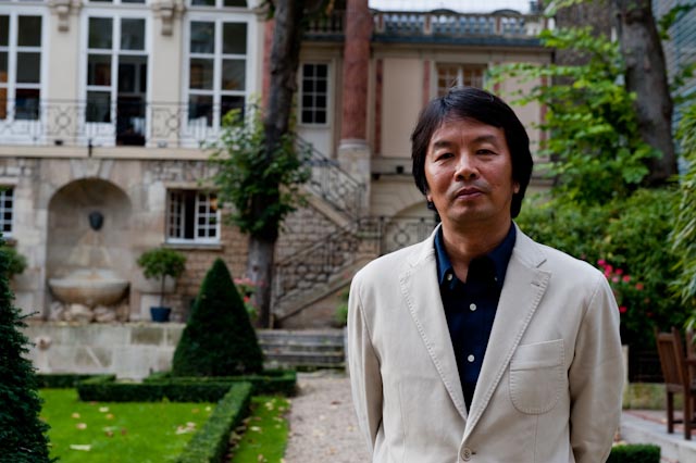 Liu Zhenyun photographié dans les jardins de Gallimard, 23 octobre 2013 © www.philippepataudcélérier.com