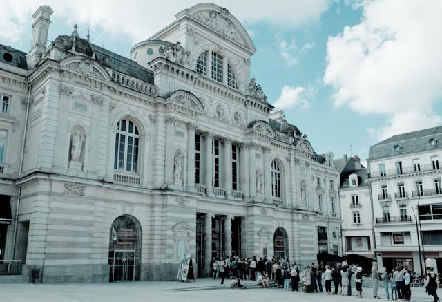 Attente devant le Grand Théâtre d'Angers - exposition de Li Kunwu