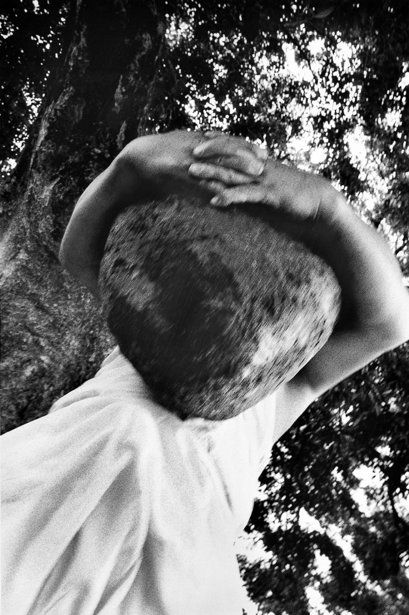 Homme soulevant un menhir, Namwon, 1990 © Lee Gap Chul