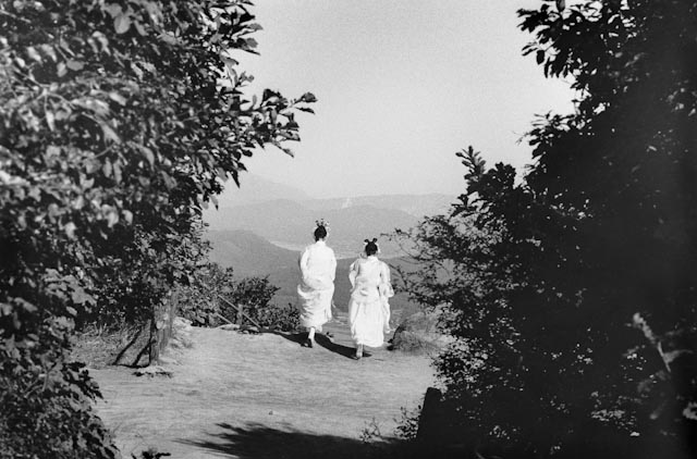 Jeunes filles célestes sur le Mont Mari pendant le rituel d'adoration du ciel, Ganghwa, 1992 © Lee Gap Chul